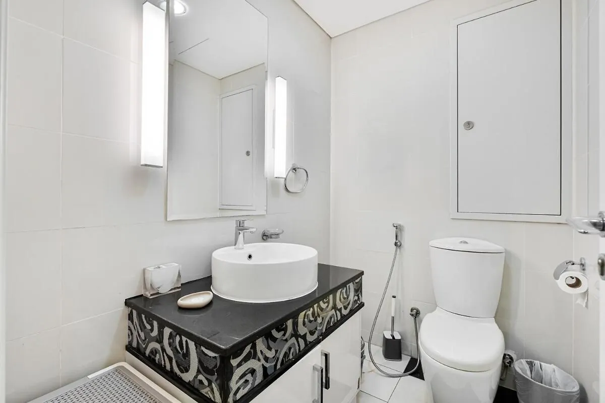 Luxe 2-Br Sanctuary In Downtown With Pool And Gym Apartment Dubai